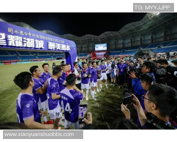 足球训练场地里的足球明星们如何塑造自己的职业生涯与竞技水平