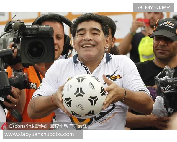 足球明星的运动装备揭秘球拍背后的故事与传奇